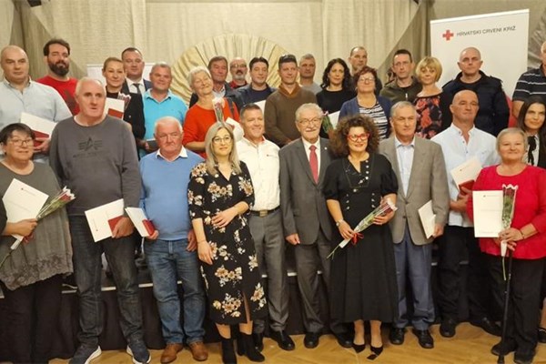 ​Na svečanosti u Zadru uručena jubilarna priznanja dobrovoljnim davateljima krvi Zadarske županije